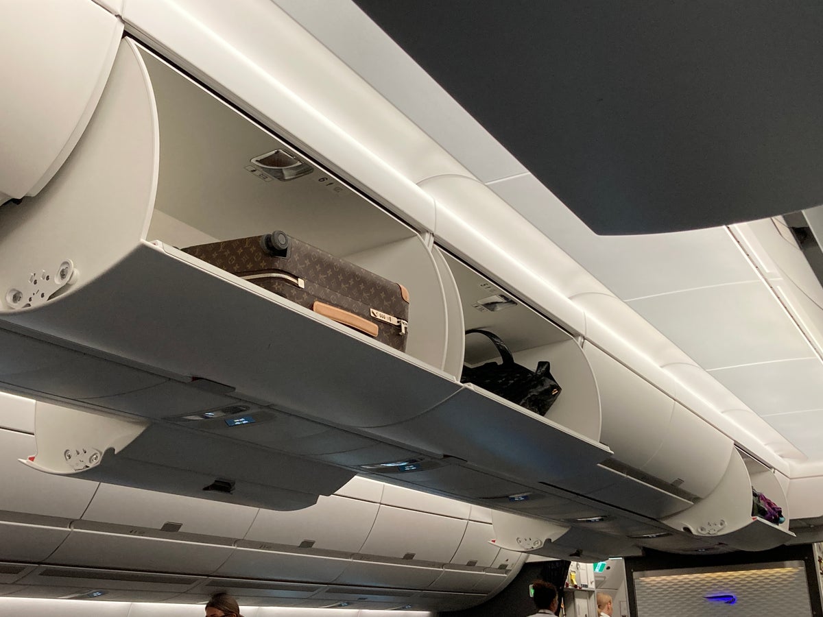 British Airways A350 1000 Club Suites review LAS LHR overhead bins