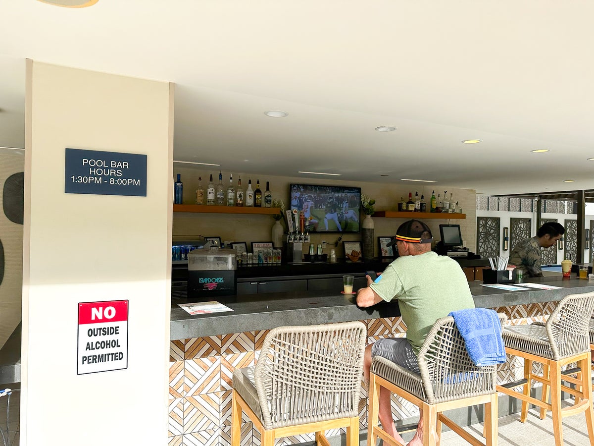 Hilton Garden Inn Waikiki Beach Shaka pool bar