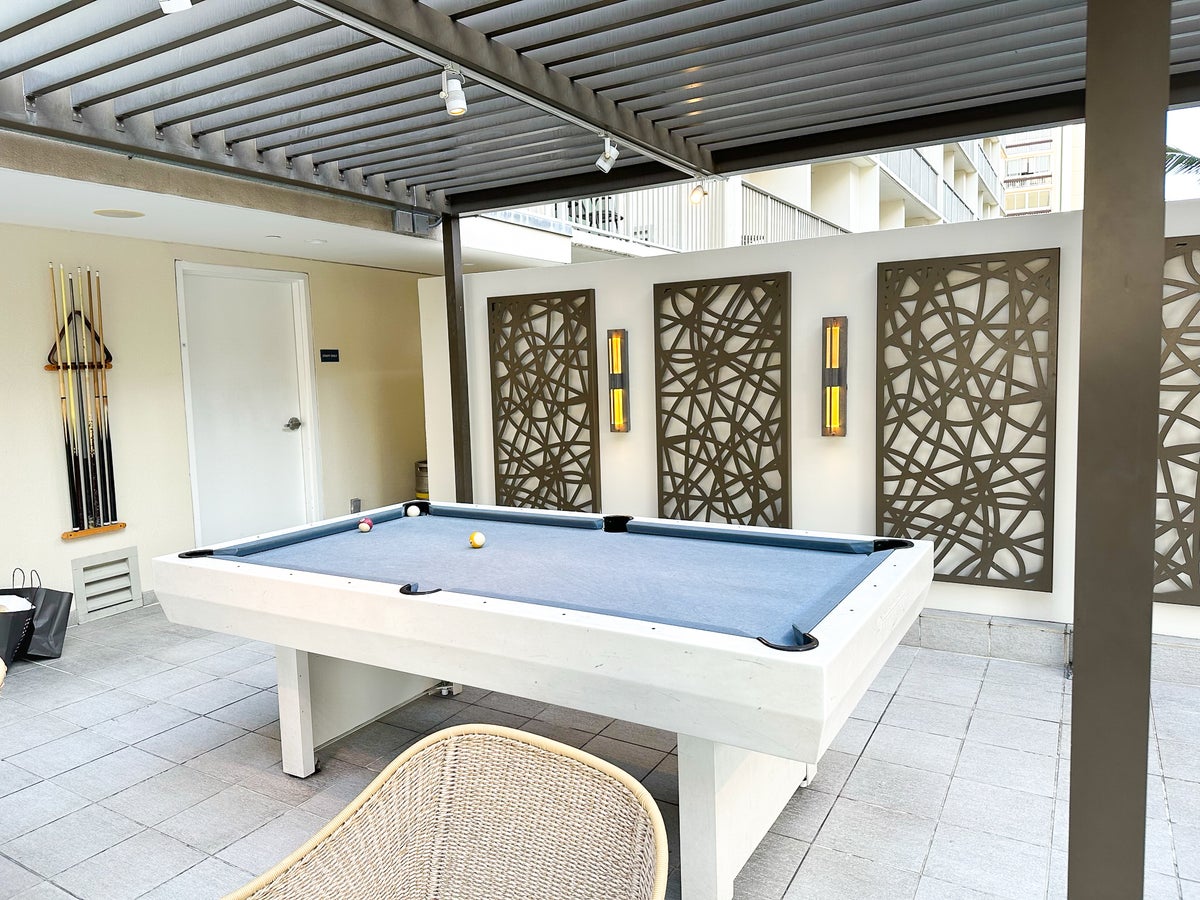 Hilton Garden Inn Waikiki Beach pool table