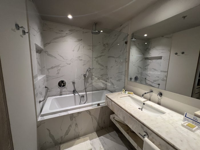 Hilton Santa Marta Junior Suite Bathtub and Sink Hilton Santa Marta Junior Suite Bathtub and Sink