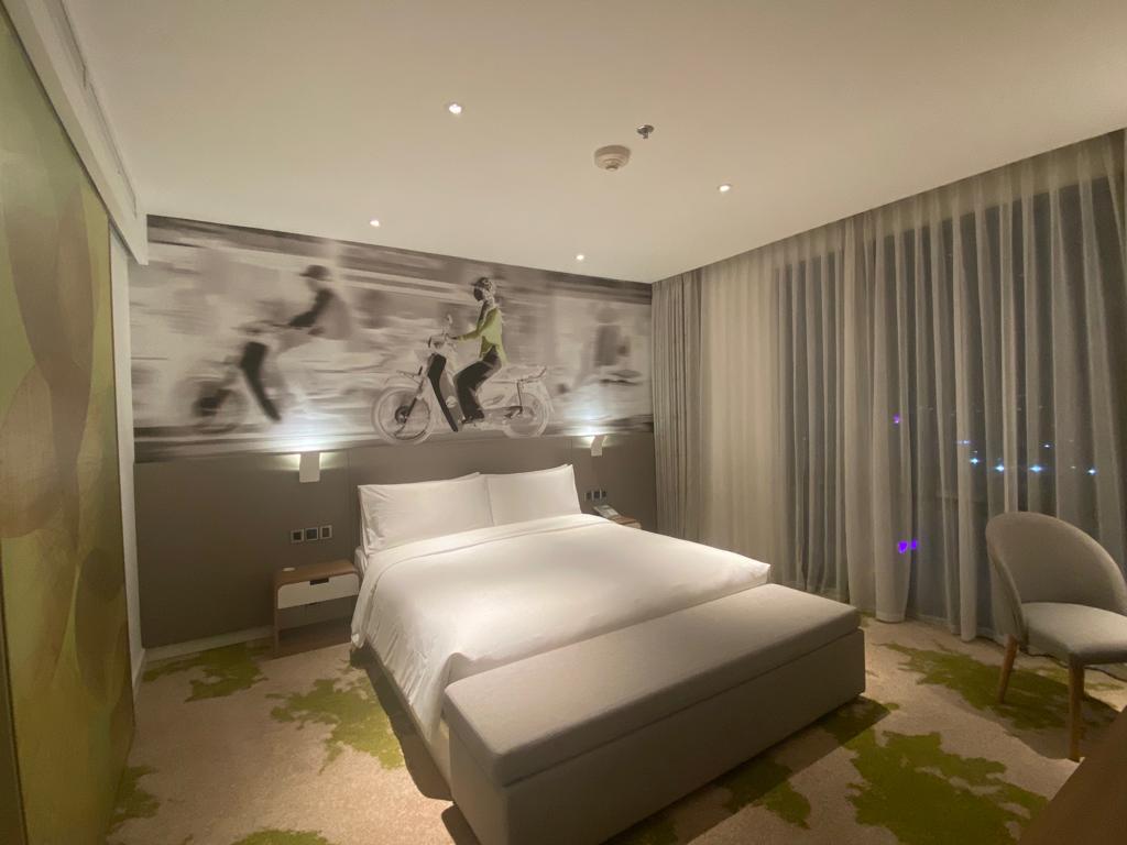 Holiday Inn Suites Saigon Airport bedroom