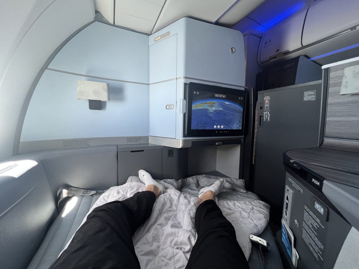 JetBlue Mint Studio Airbus A321LR 1A bed space