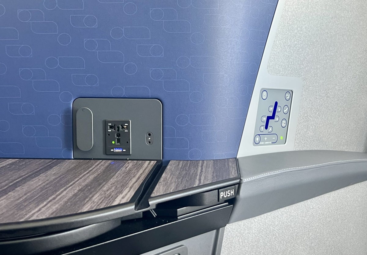 JetBlue Mint Studio Airbus A321LR 1A charging and seat controls