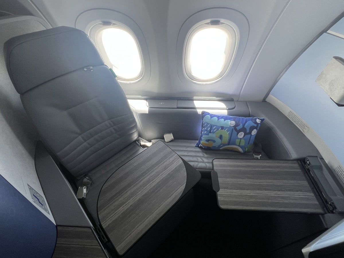 JetBlue Mint Studio Airbus A321LR 1A tray tables