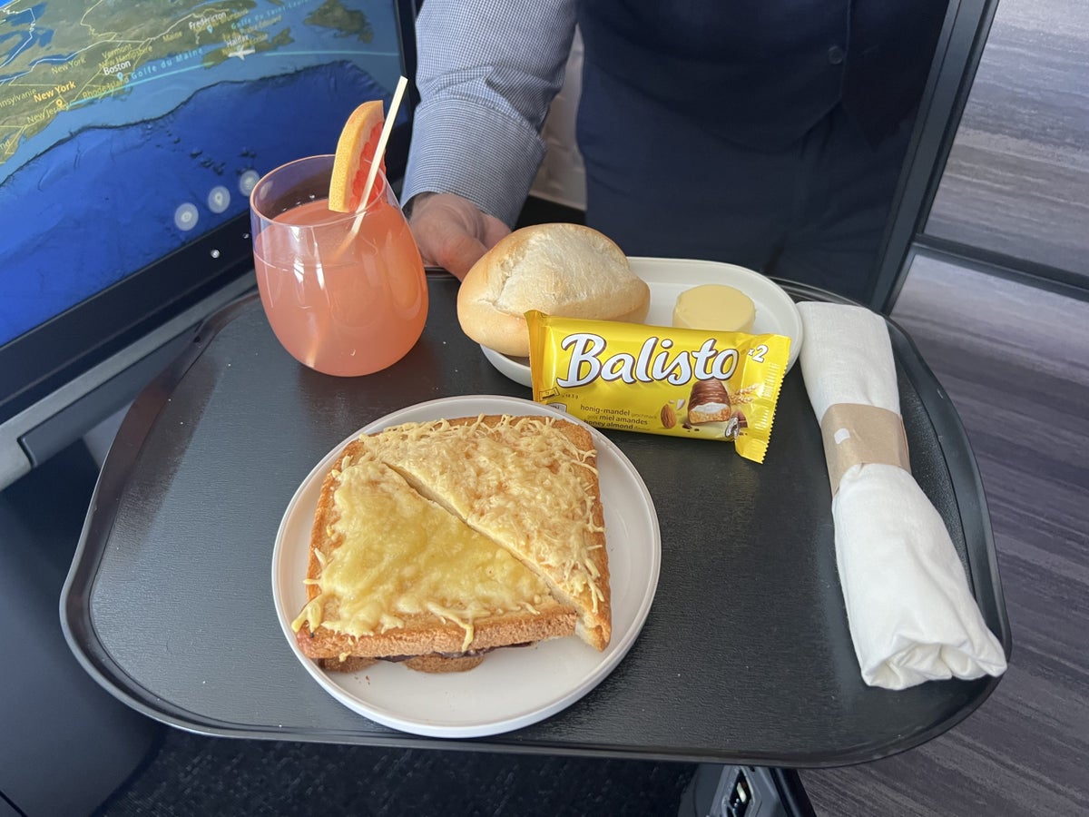 JetBlue Mint Studio Airbus A321LR F and B pre landing meal