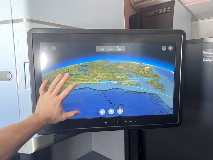 JetBlue Mint Studio Airbus A321LR IFE screen size