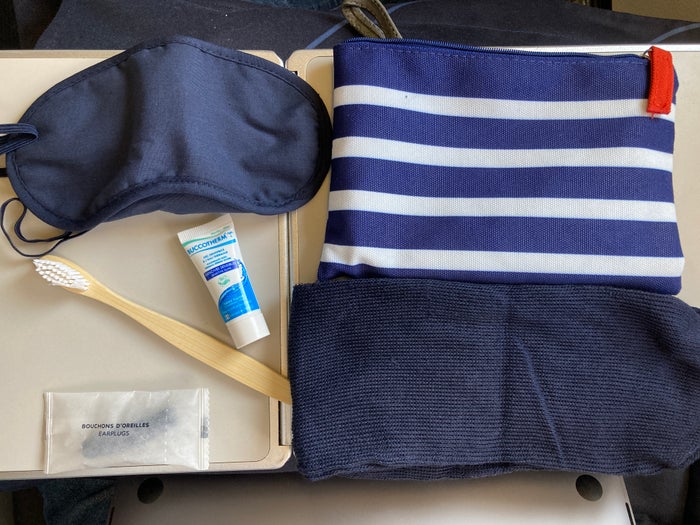 Air France Boeing 777 200 CDG JFK premium economy amenity kit contents Air France Boeing 777 200 CDG JFK premium economy amenity kit contents