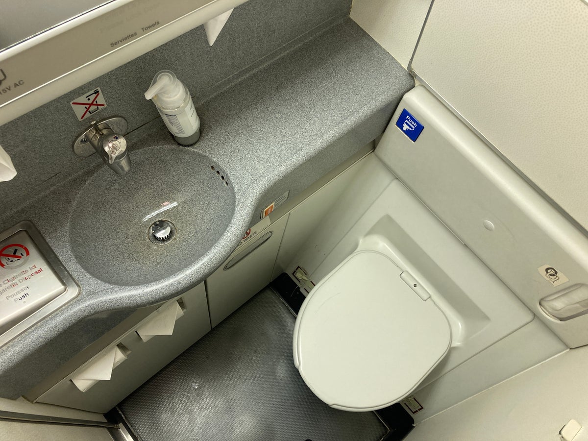 Air France Boeing 777 200 CDG JFK premium economy lavatory