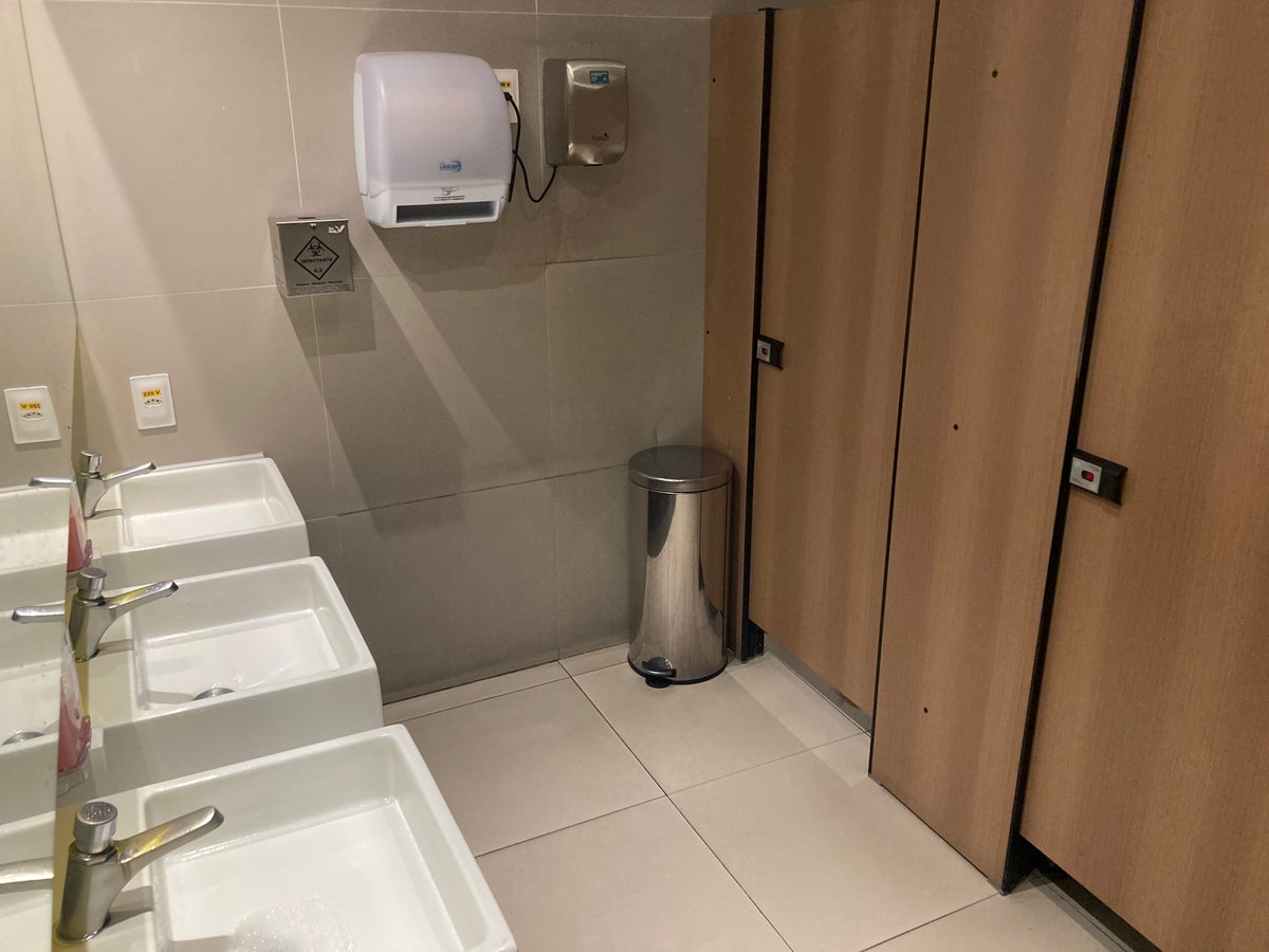 American Express Centurion Lounge Sao Paulo GRU bathroom