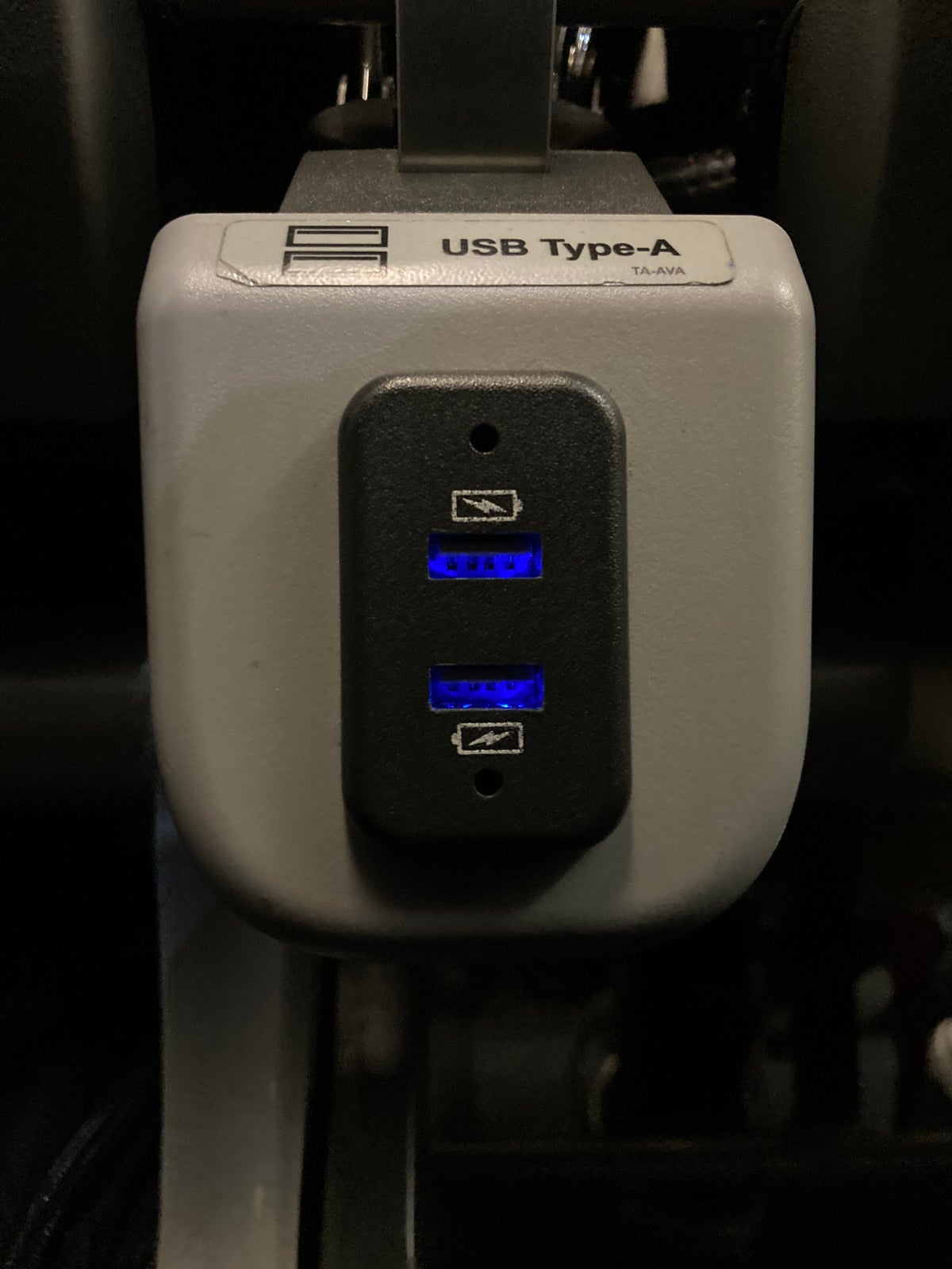 Avianca economy A320 LAX SAL USB outlets