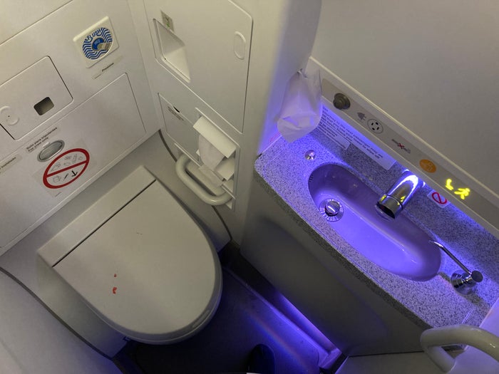 Avianca economy A320 LAX SAL lavatory