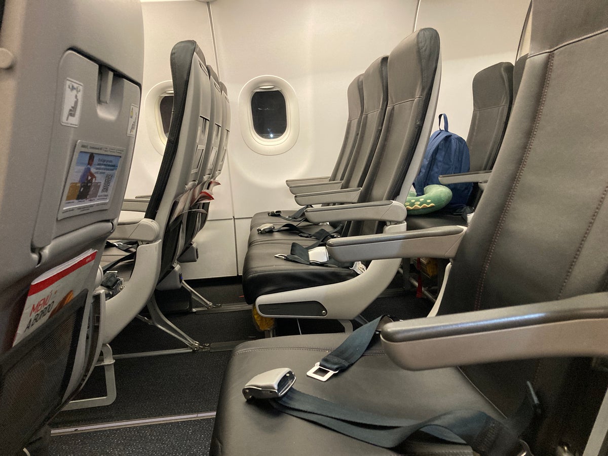 Avianca economy A320 LAX SAL seat spacing