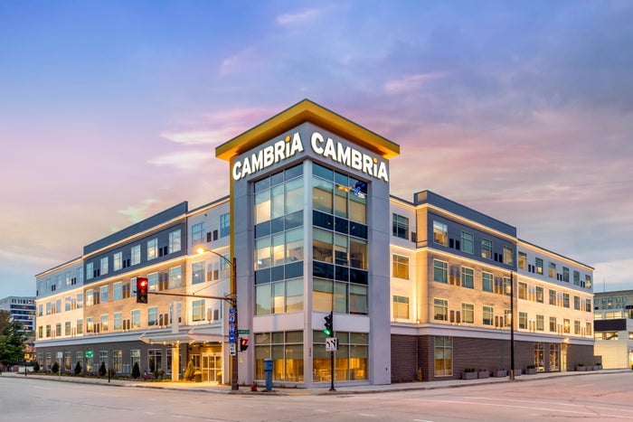 22 Choice Hotel Brands: Economy, Midscale, and Upscale Properties [In-Depth Guide]