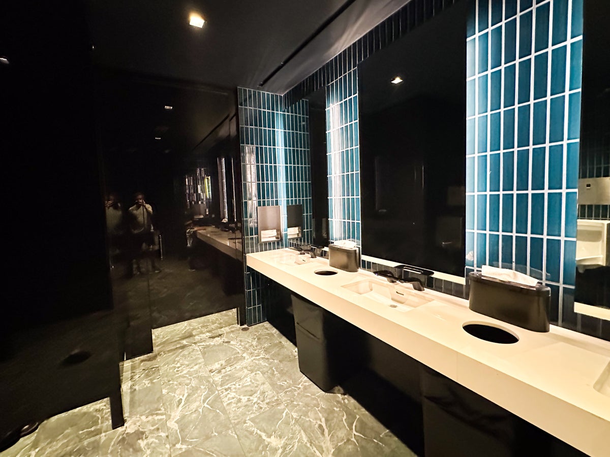 Chase Sapphire Lounge Bathroom