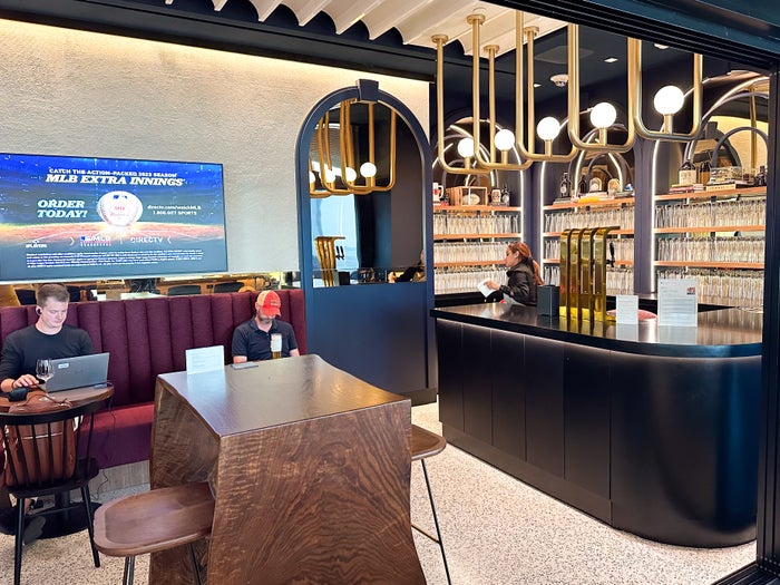 Chase Saphire Lounge TV