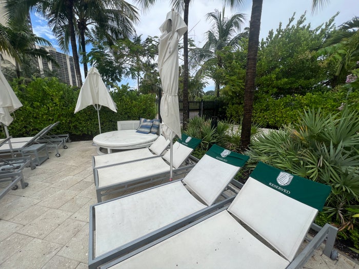 JW Marriott Turnberry Daybed with 4 chairs JW Marriott Turnberry Daybed with 4 chairs