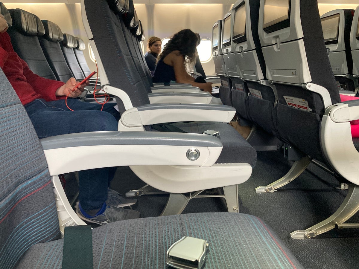 Air Canada A330 300 economy YUL LAX seat pitch