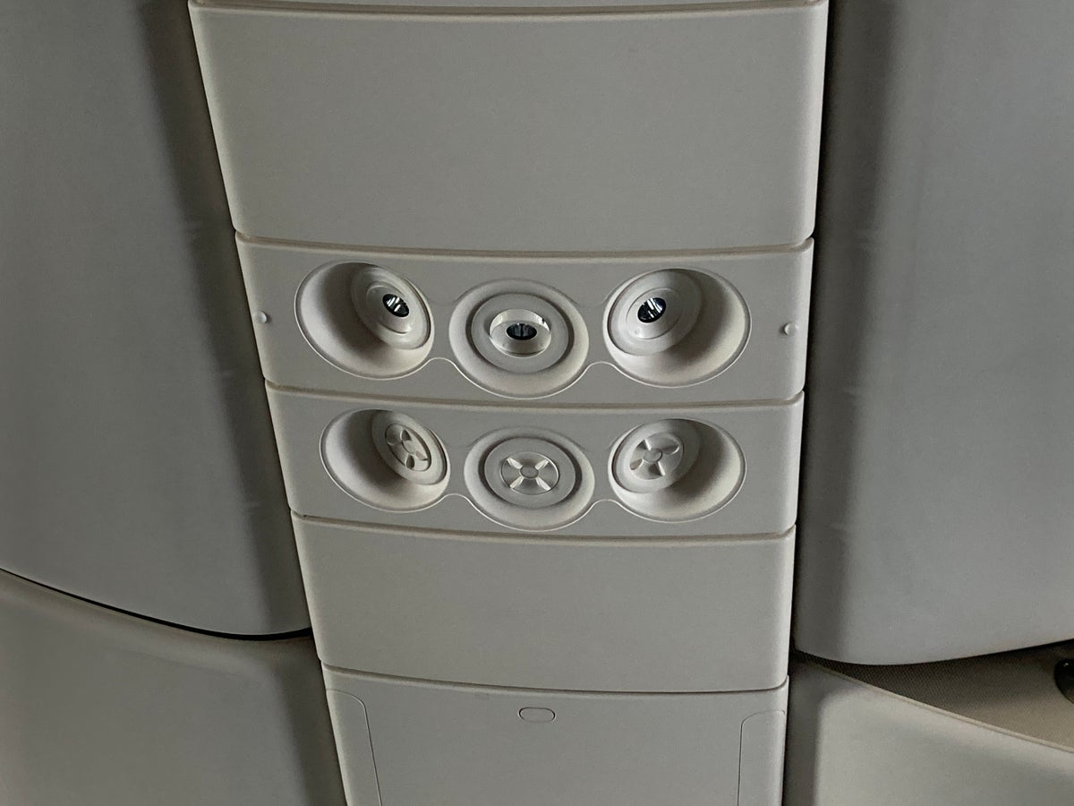 Air Canada B787-9 FRA to YUL economy air vents