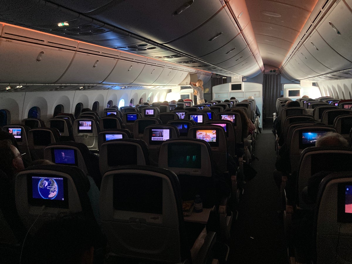 Air Canada B787-9 FRA to YUL economy cabin lights off