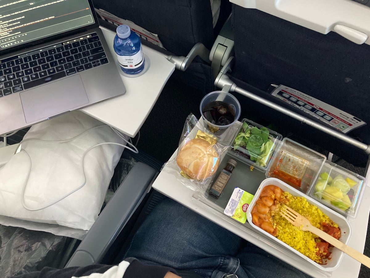 Air Canada B787-9 FRA to YUL economy meal with laptop