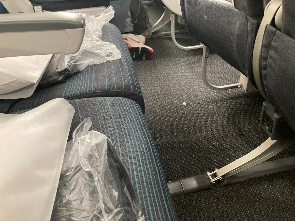 Air Canada B787-9 FRA to YUL economy seat pitch and trash