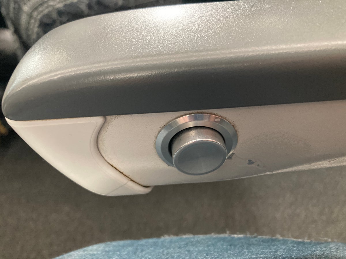 Air Canada B787-9 FRA to YUL economy seat recline button