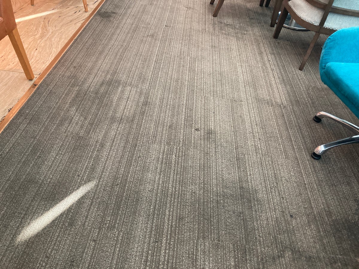 Apricot Business Lounge SGN dirty carpet