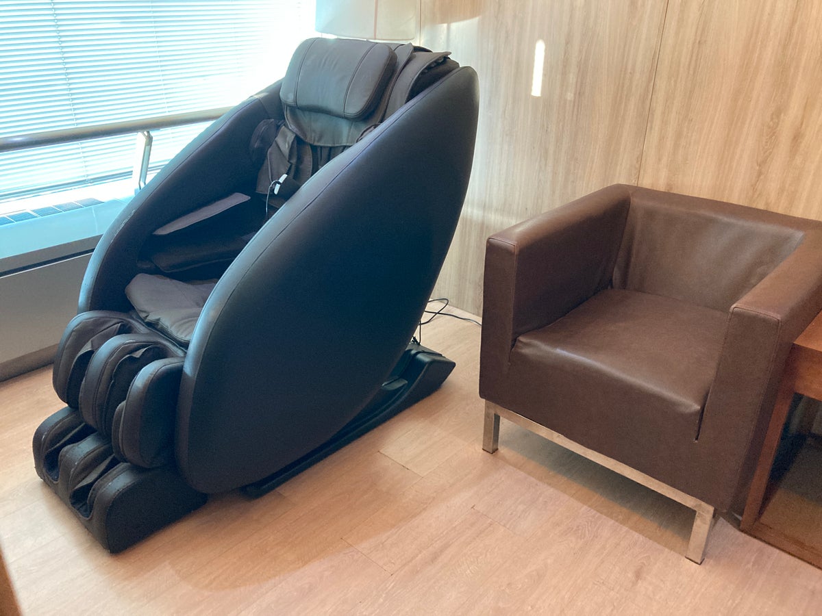 Apricot Business Lounge SGN massage chair