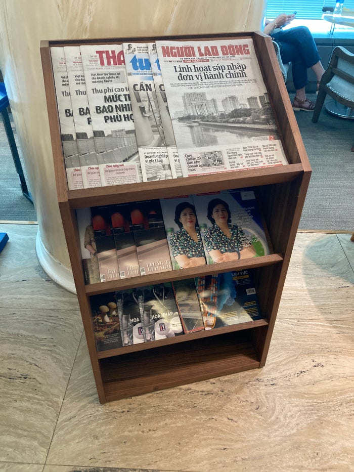 Apricot Business Lounge SGN reading stand Apricot Business Lounge SGN reading stand