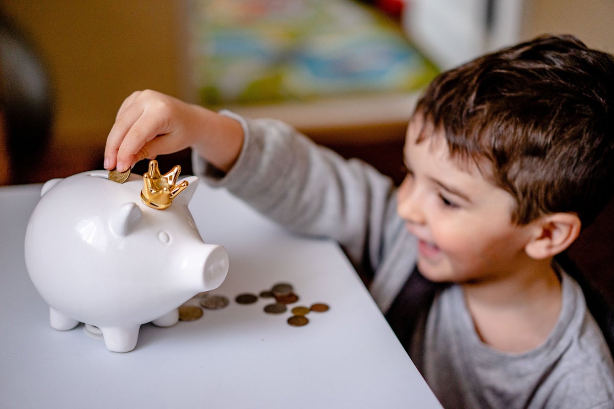 What Is The Minimum Age For Credit Card What's the Minimum Age for an Authorized User on a Credit Card?