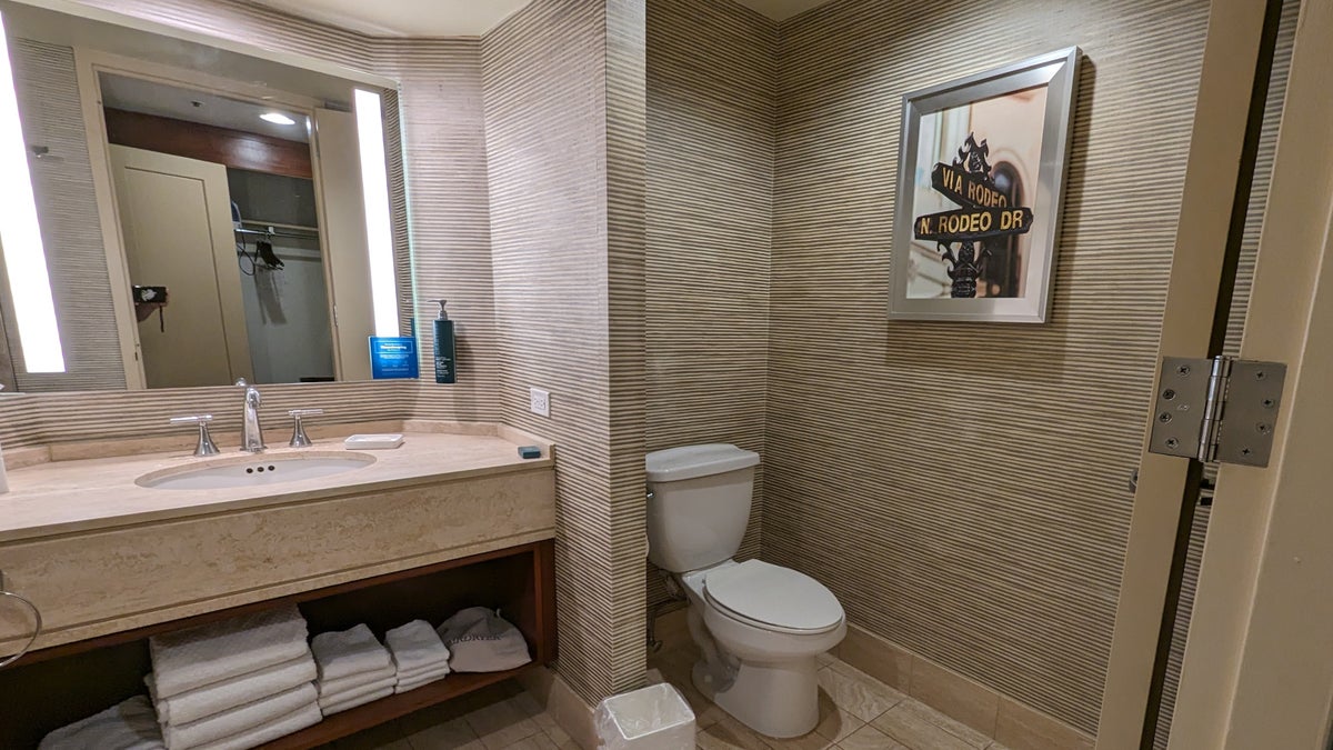 Hilton Los Angeles Universal City room bathroom toilet and sink