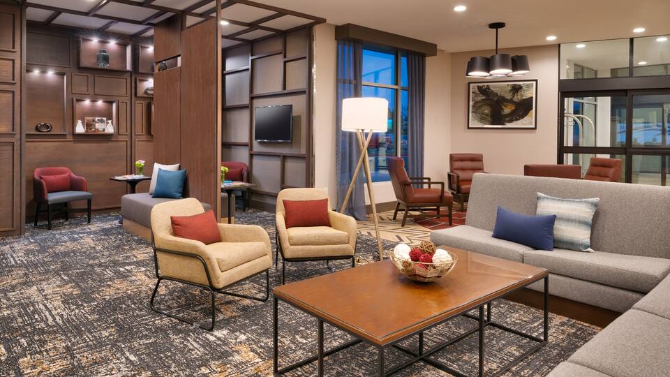 The seating area of the lobby at Hyatt Place Fayetteville Arkansas