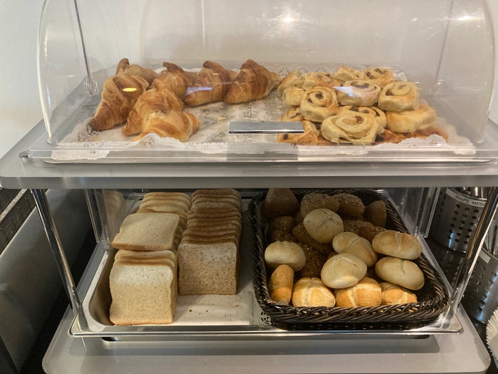 LuxxLounge Frankfurt FRA buffet baked goods