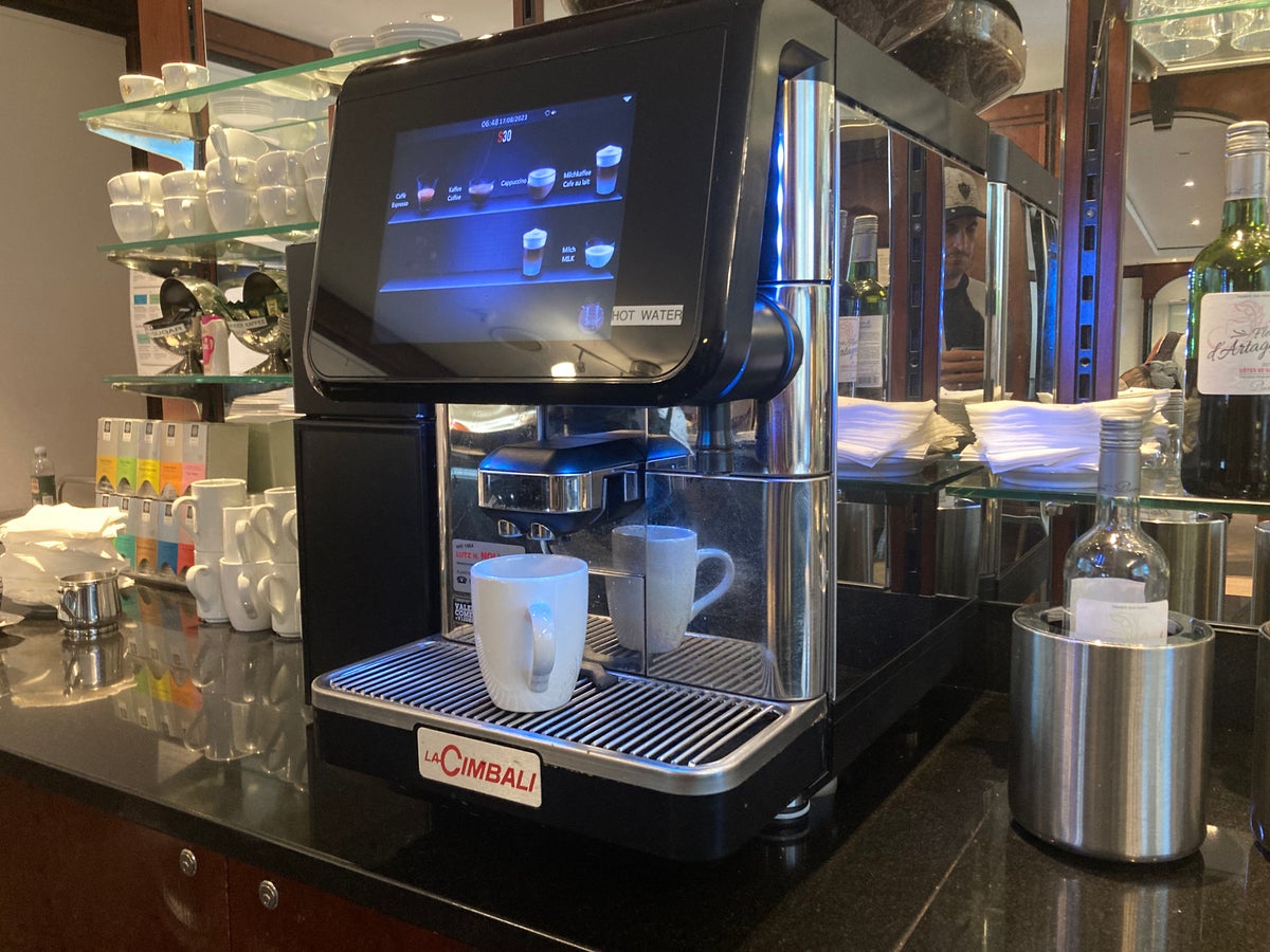 LuxxLounge Frankfurt FRA coffee machine