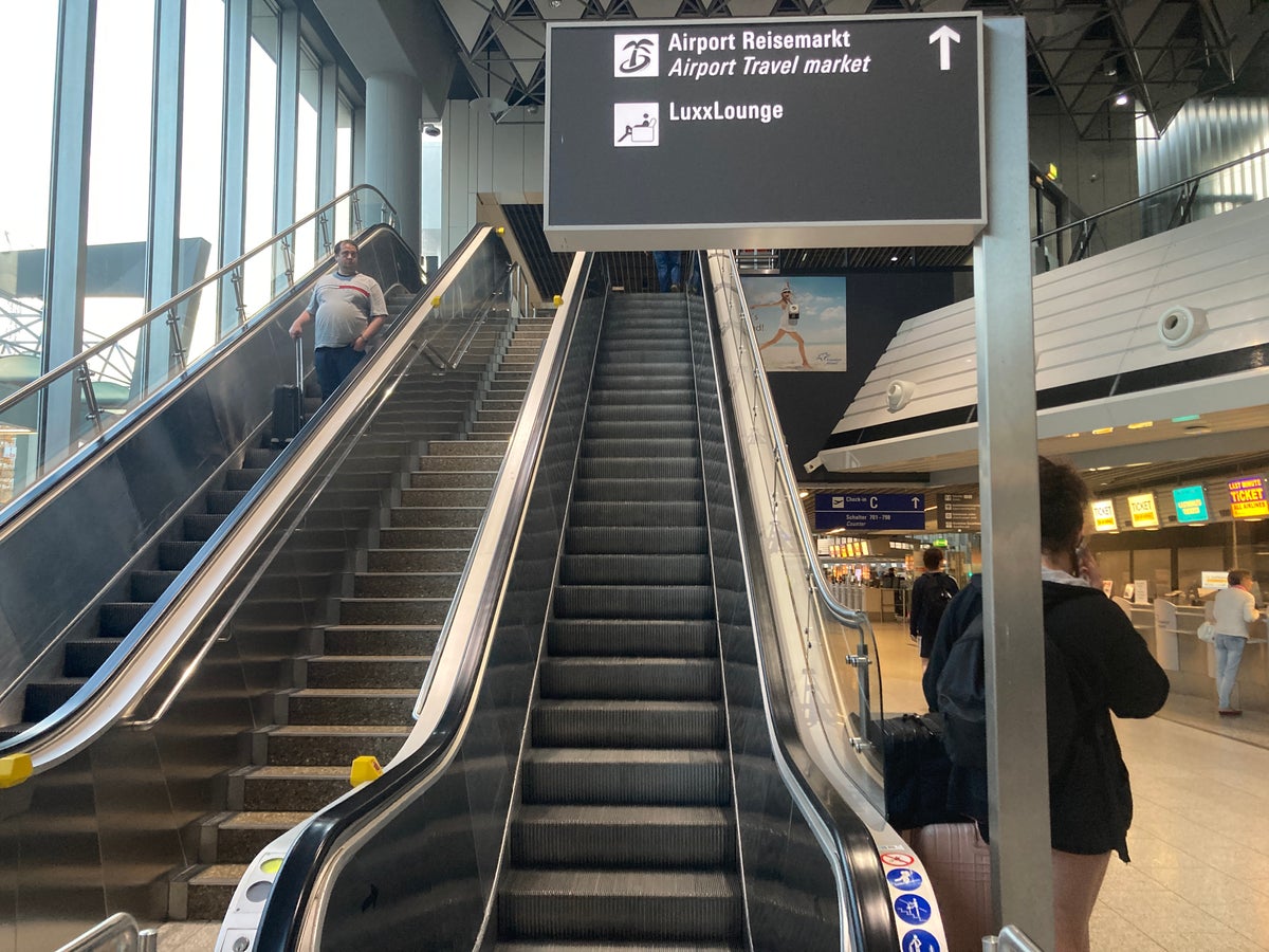 LuxxLounge Frankfurt FRA sign up escalators