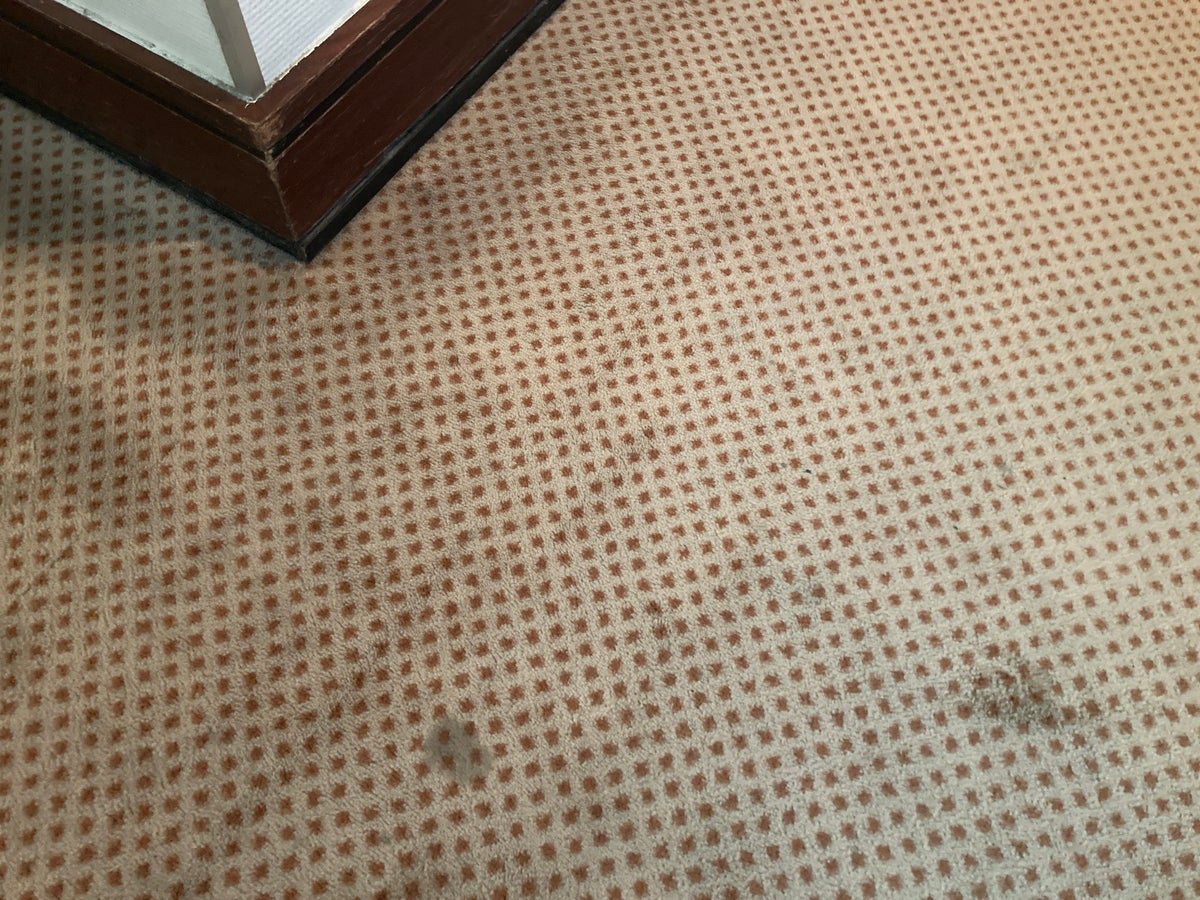LuxxLounge Frankfurt FRA stains on carpet