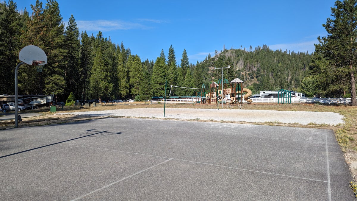 Thousand Trails Yosemite Lakes amenities basketball