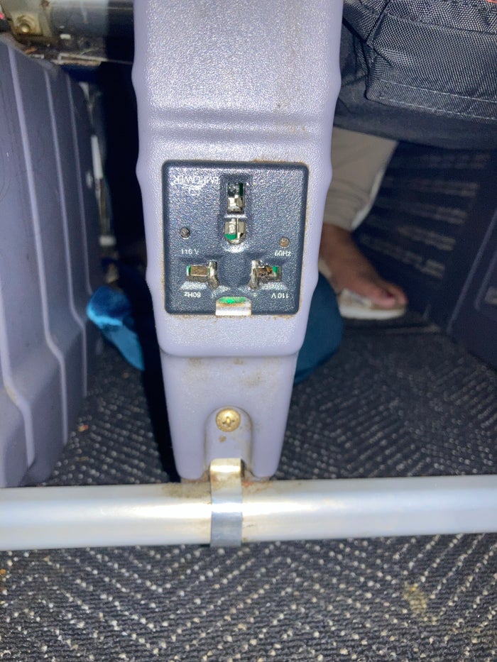 United B737 800 Island Hopper HNL PNI outlet under seat