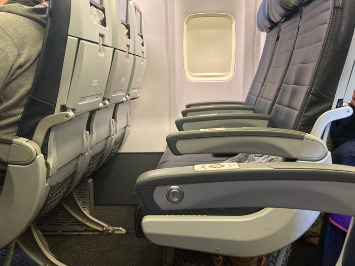 United Airlines Economy United B737 800 Island Hopper HNL PNI seat pitch