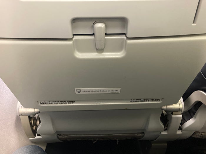 United B737 800 Island Hopper HNL PNI tray table