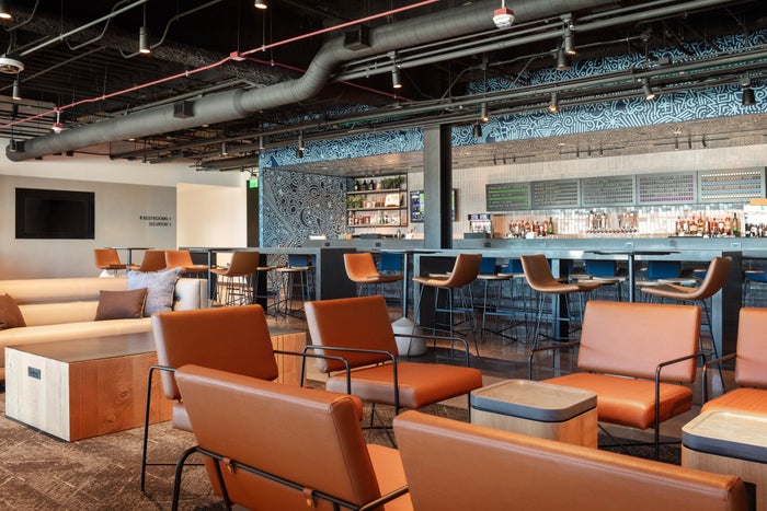 United Club DEN B East Feature Bar Seating