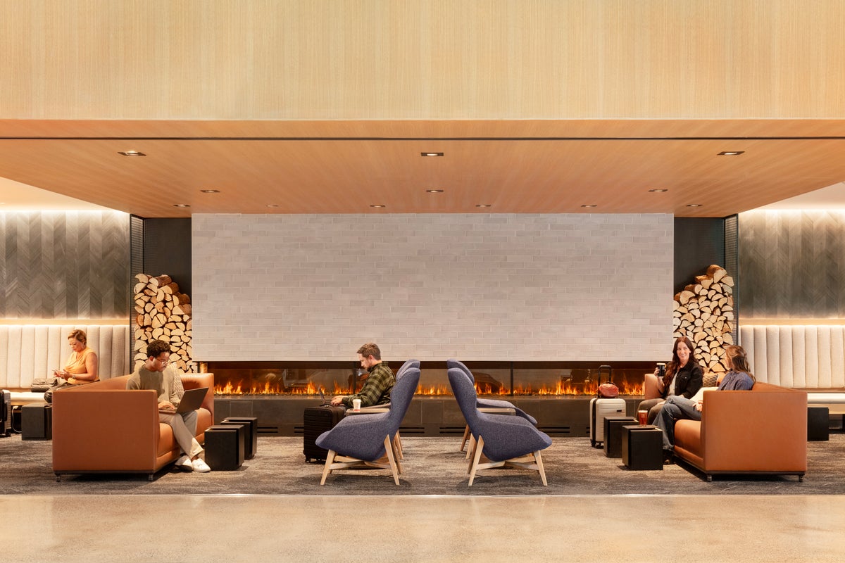 The 4 Best Credit Cards for United Club Lounge Access [2024]