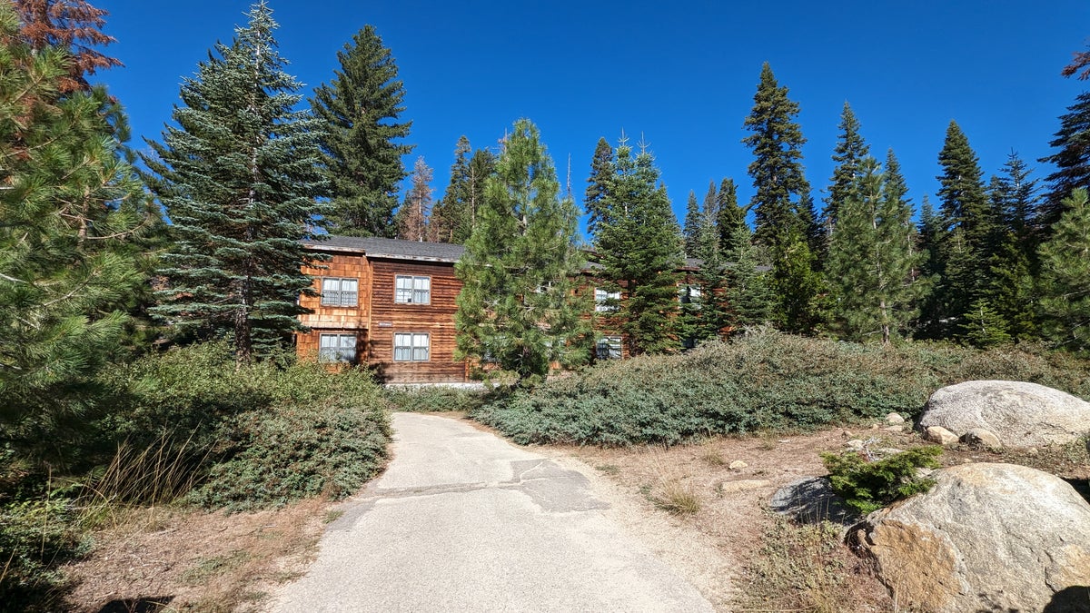 Wuksachi Lodge Sequoia National Park Sillman House walkway