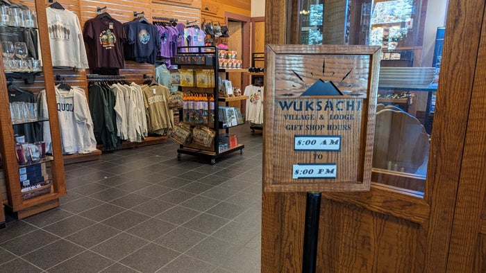 Wuksachi Lodge Sequoia National Park lodge gift shop hours
