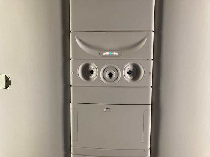 ANA premium economy Boeing 787 overhead lights ANA premium economy Boeing 787 overhead lights