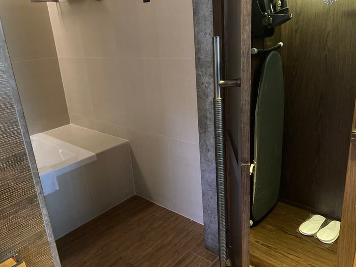 Lapita Dubai Parks and Resorts Autograph Collection 2 queen bathroom closet passthrough