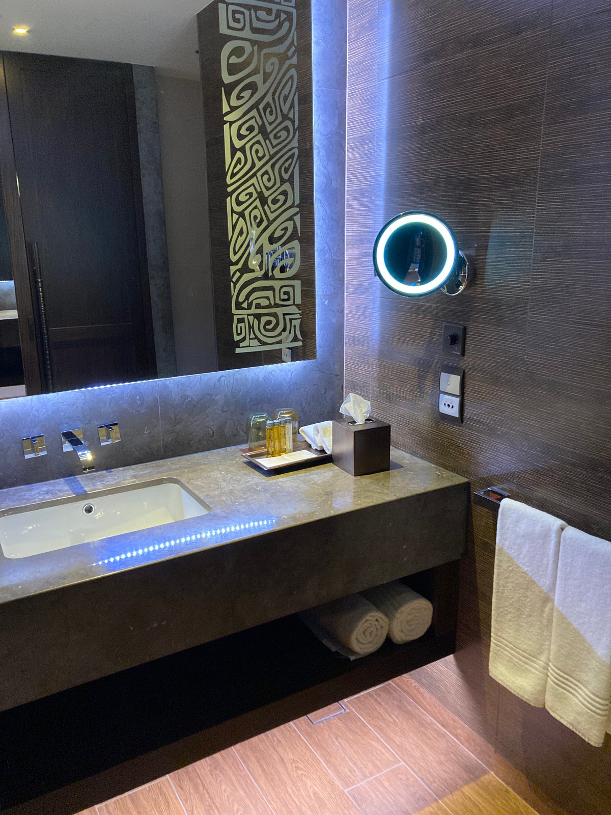 Lapita Dubai Parks and Resorts Autograph Collection 2 queen bathroom