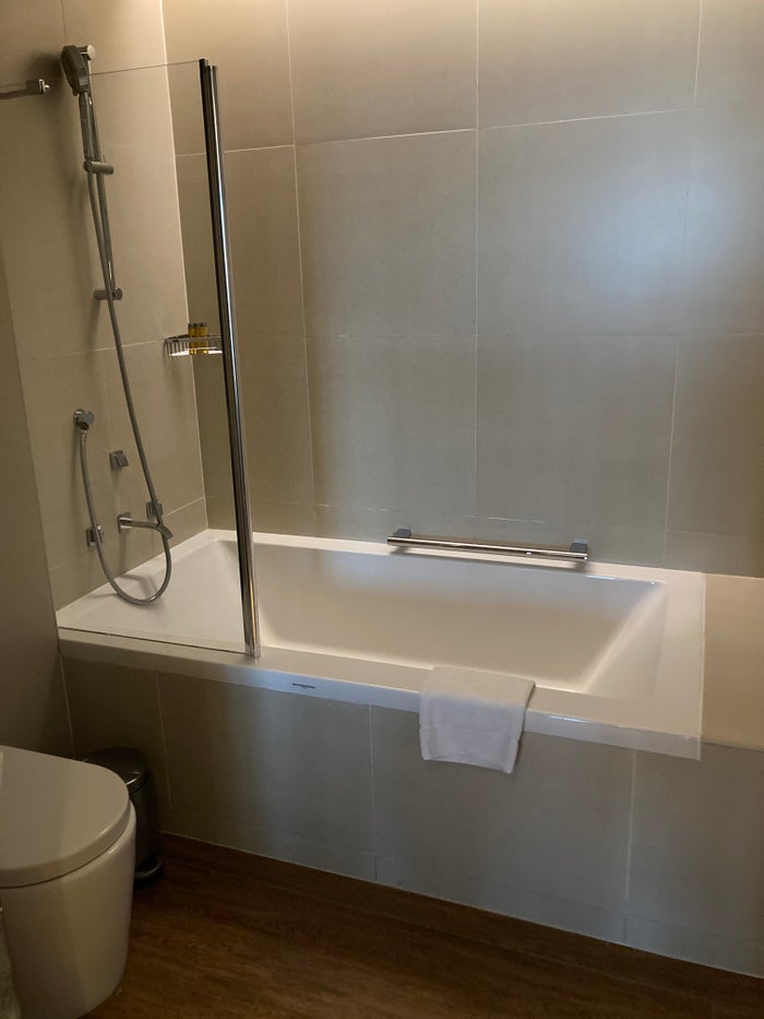 Lapita Dubai Parks and Resorts Autograph Collection 2 queen shower tub