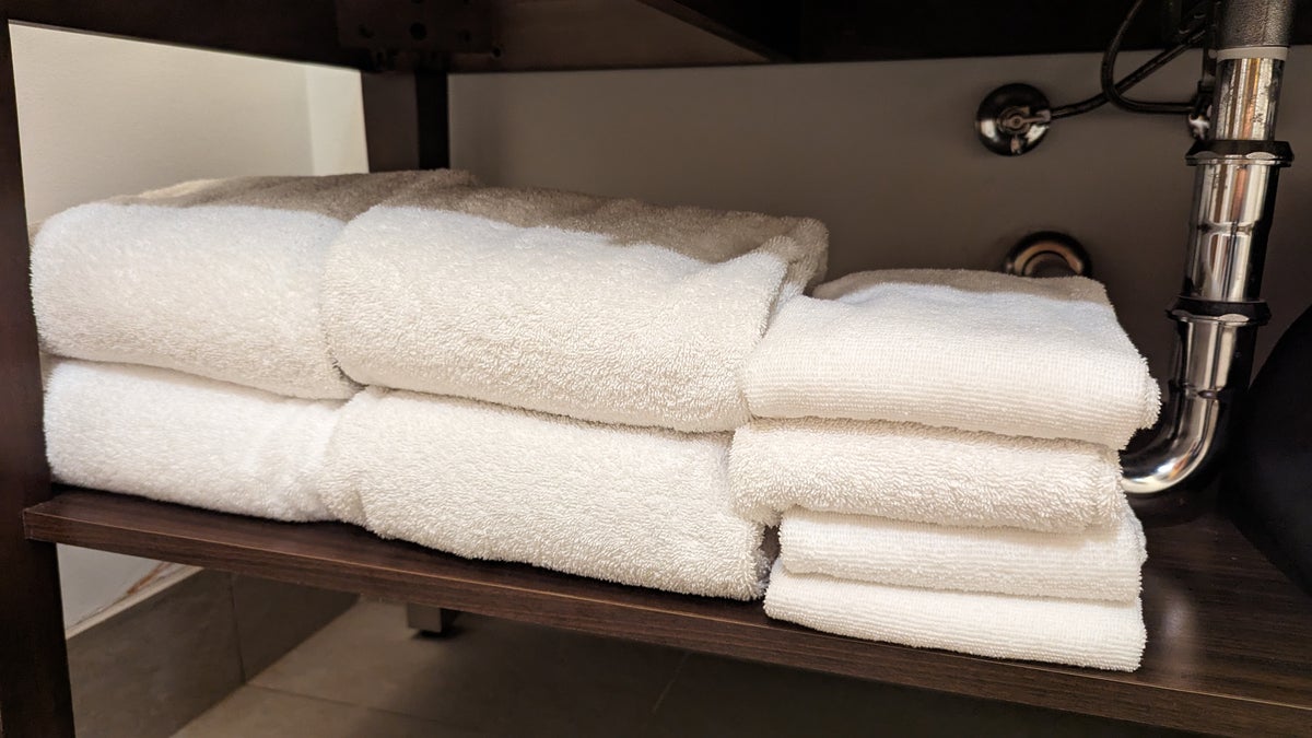 SunCoast Park Hotel Anaheim guestroom bathroom towels