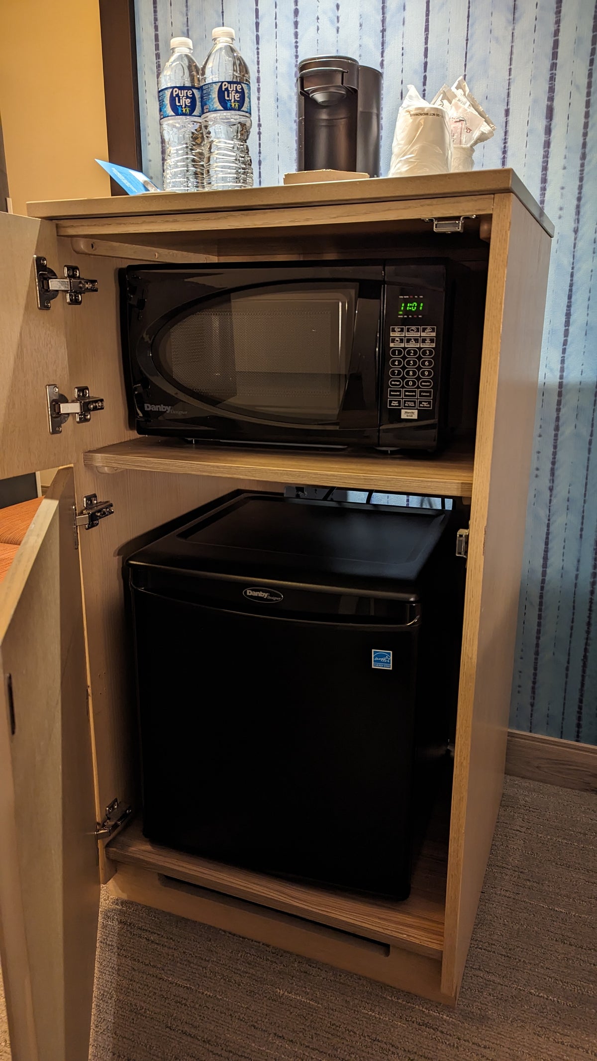 SunCoast Park Hotel Anaheim guestroom refrigerator microwave and coffee